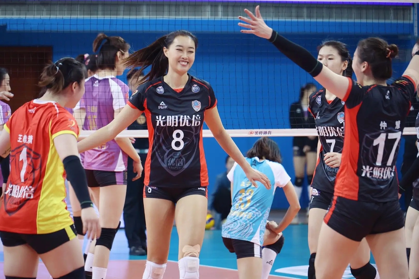 年轻阵容敢打敢拼，场上活力十足(年轻球员最佳阵容)